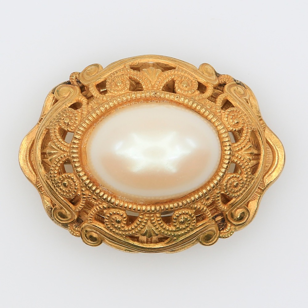 Vintage Miriam Haskell Simulated Pearl Oval Filigree Gold Tone Brooch Pin 1960s